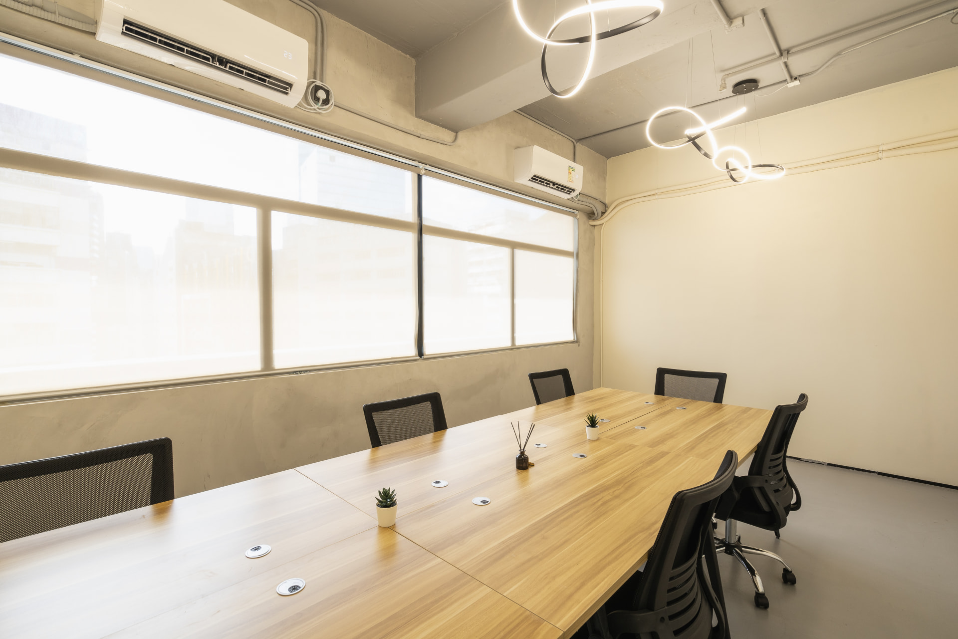 Season Place 大堂熱桌區 Lobby hot desk area with long table by the big window