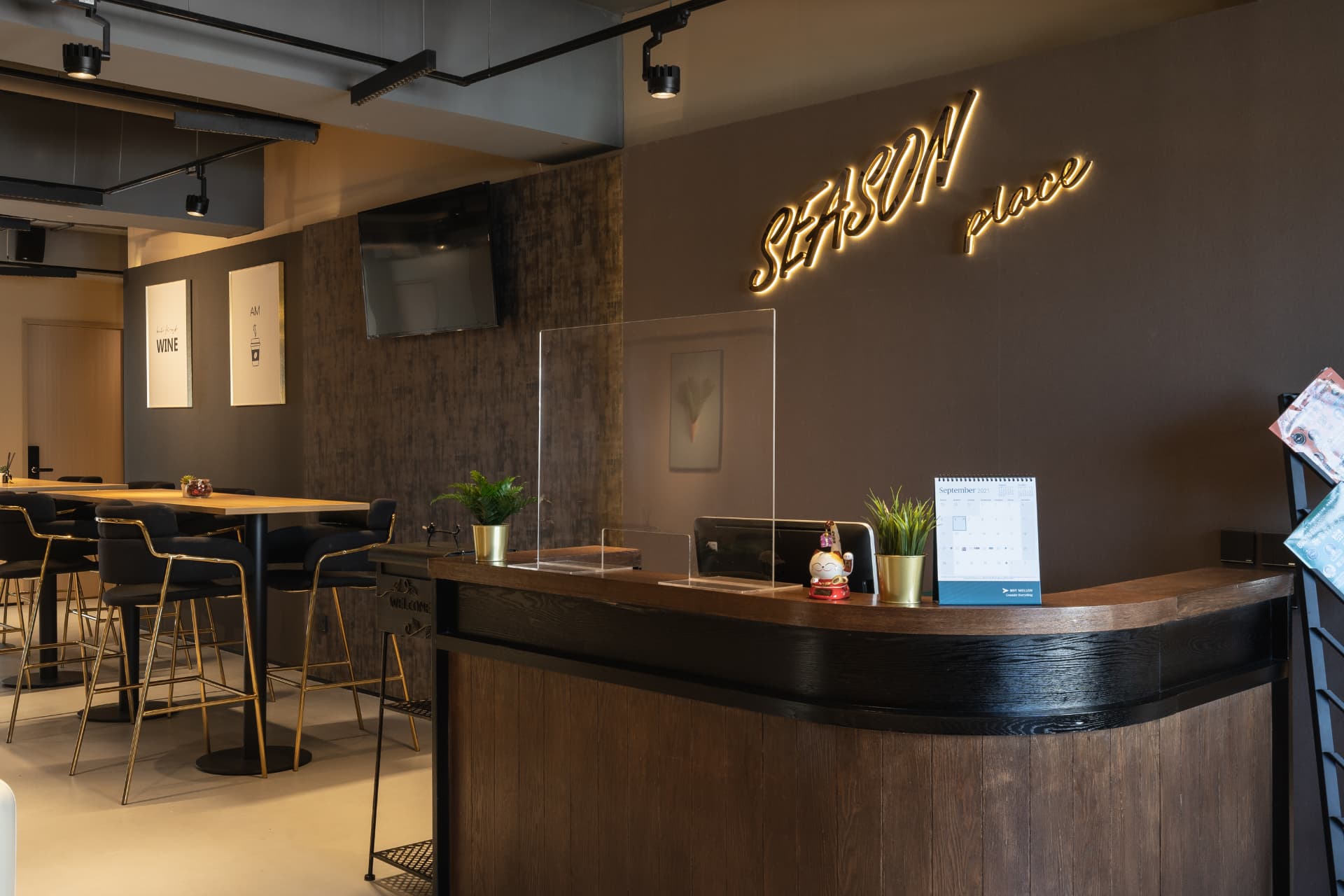 Season Place 大堂霓虹燈牌與接待台 Lobby neon sign and reception counter