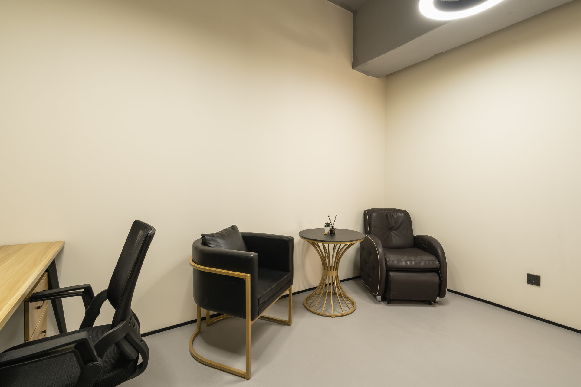 Season Place 精致房 Premium room lounge corner with leather chairs