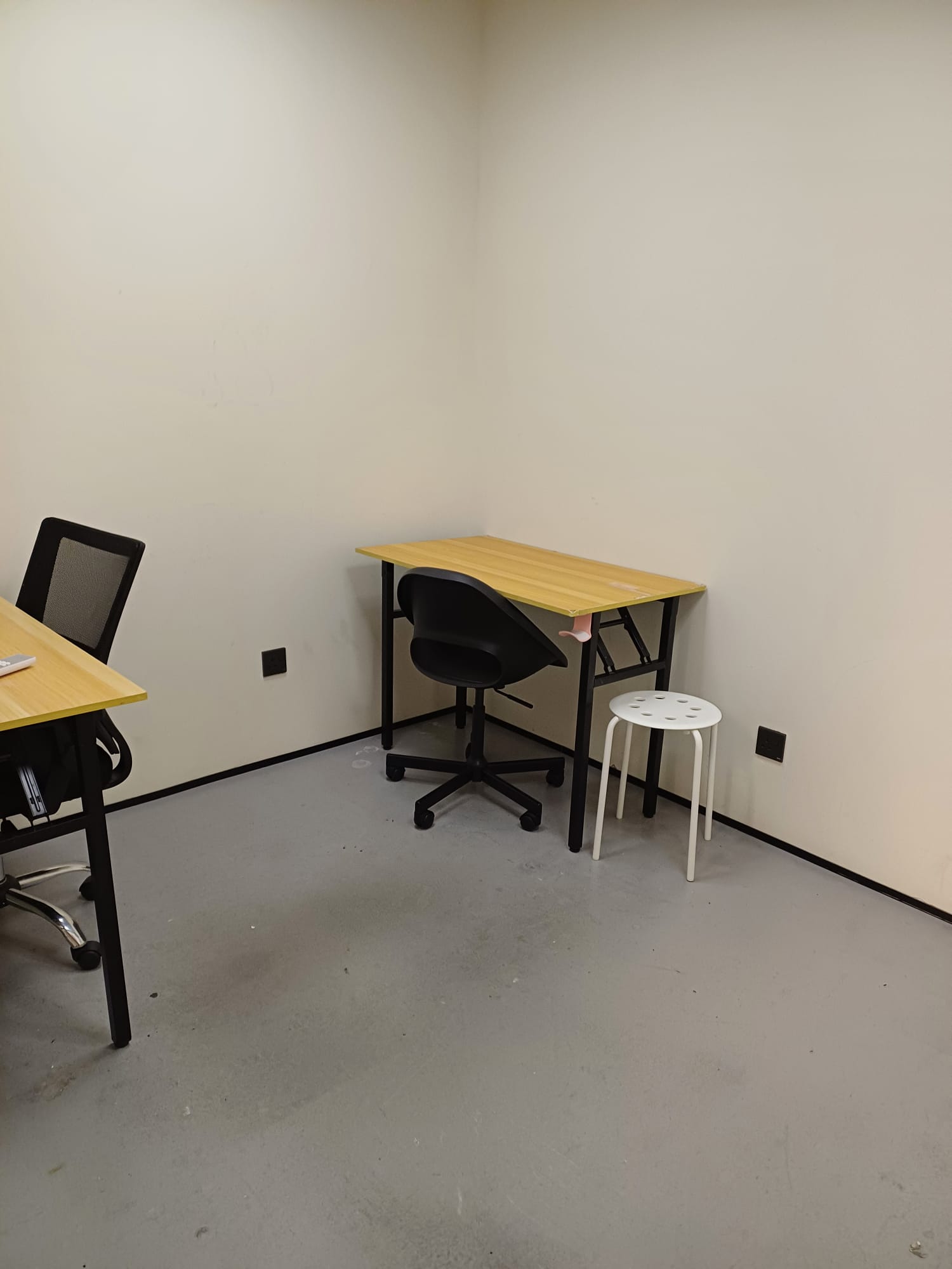 Season Place 會議室 Windowless meeting room with individual desks