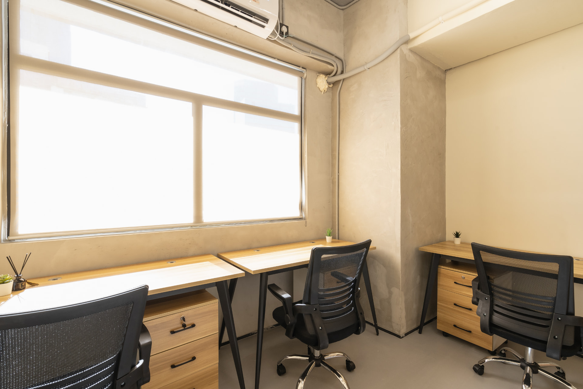 Season Place 窗邊熱桌 Window-side hot desk