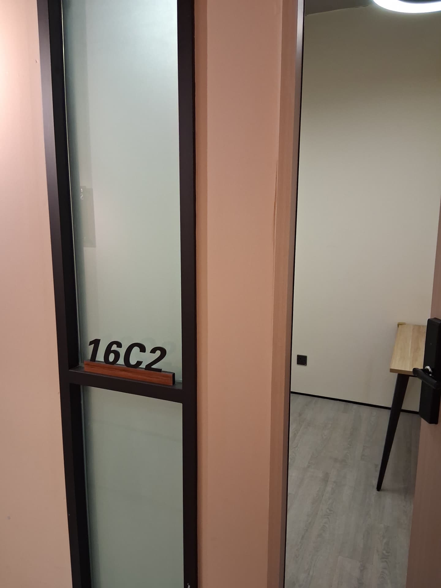 Season Place 獨立房 16C2 房門牌 Room 16C2 doorway signage