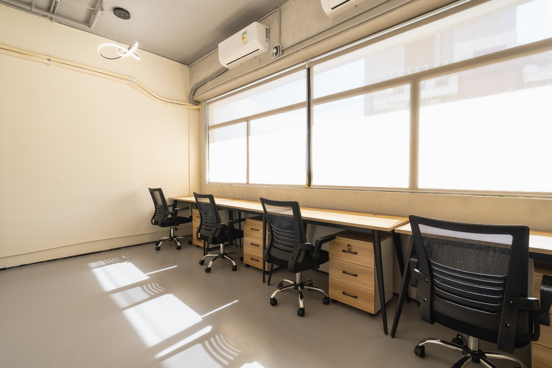 Season Place 窗邊熱桌房間 Window-side desk room