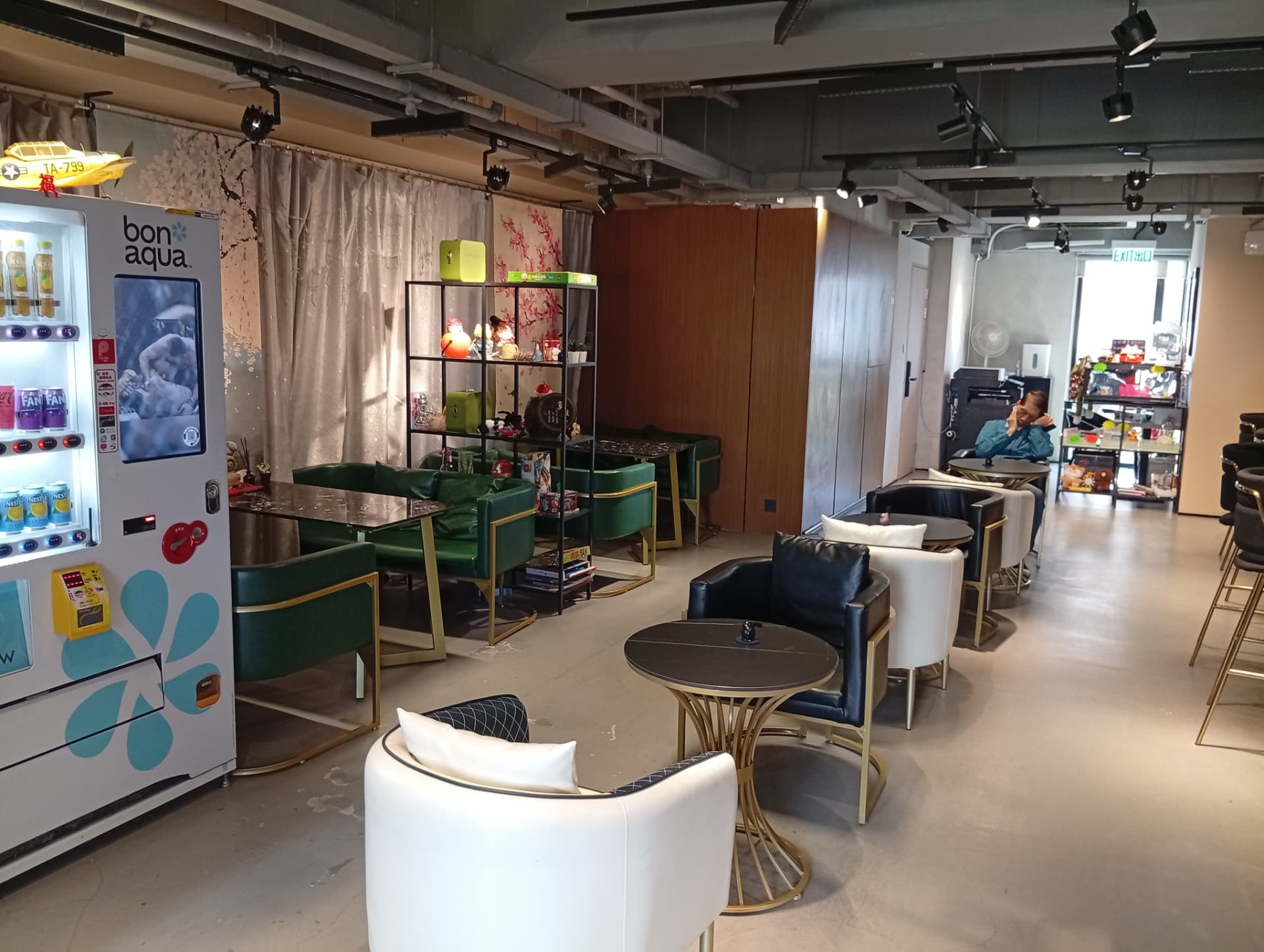Season Place 大堂休閒區，皮梳化與小圓桌 Lounge lounge area with leather sofas and round tables