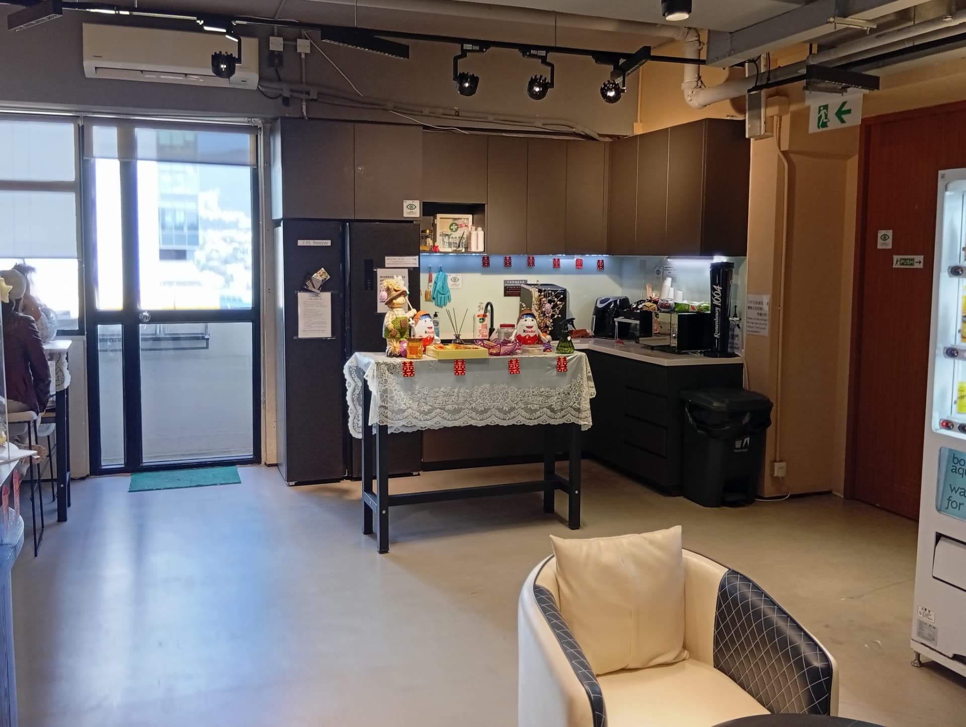 Season Place 共享廚房實景，有冰箱、微波爐同座位 Shared kitchen with fridge, microwave and seating