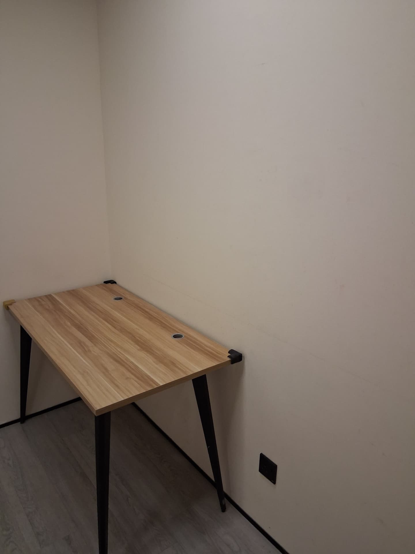 Season Place 獨立房 16C2 單書枱 Room 16C2 with a single desk