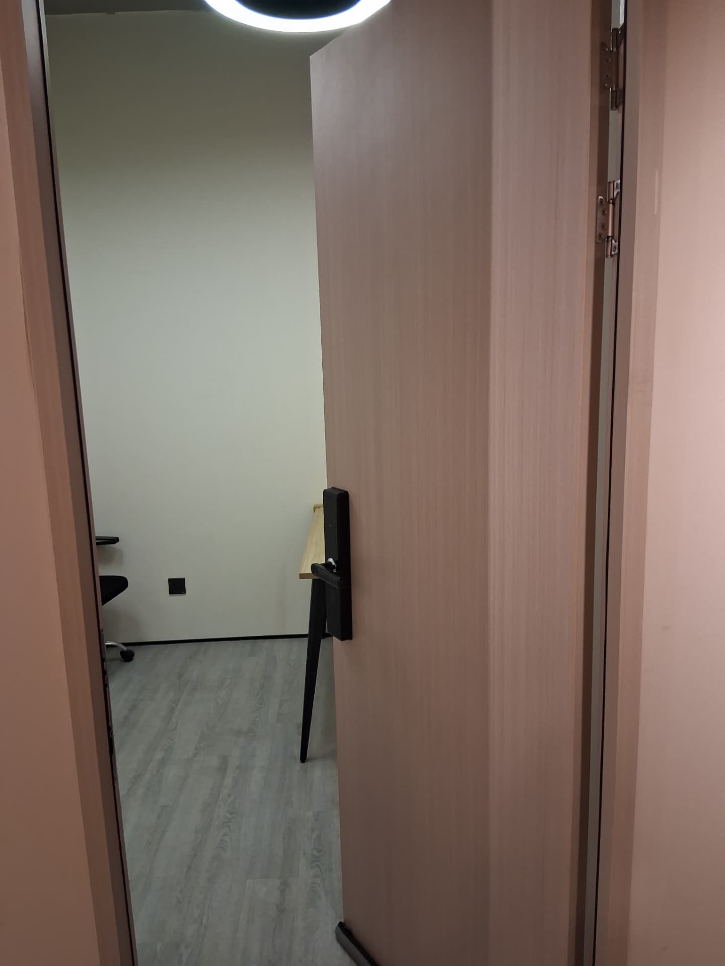 Season Place 獨立房 16C2 門口，電子門鎖與房內書枱 Room 16C2 entrance with smart lock and desk inside